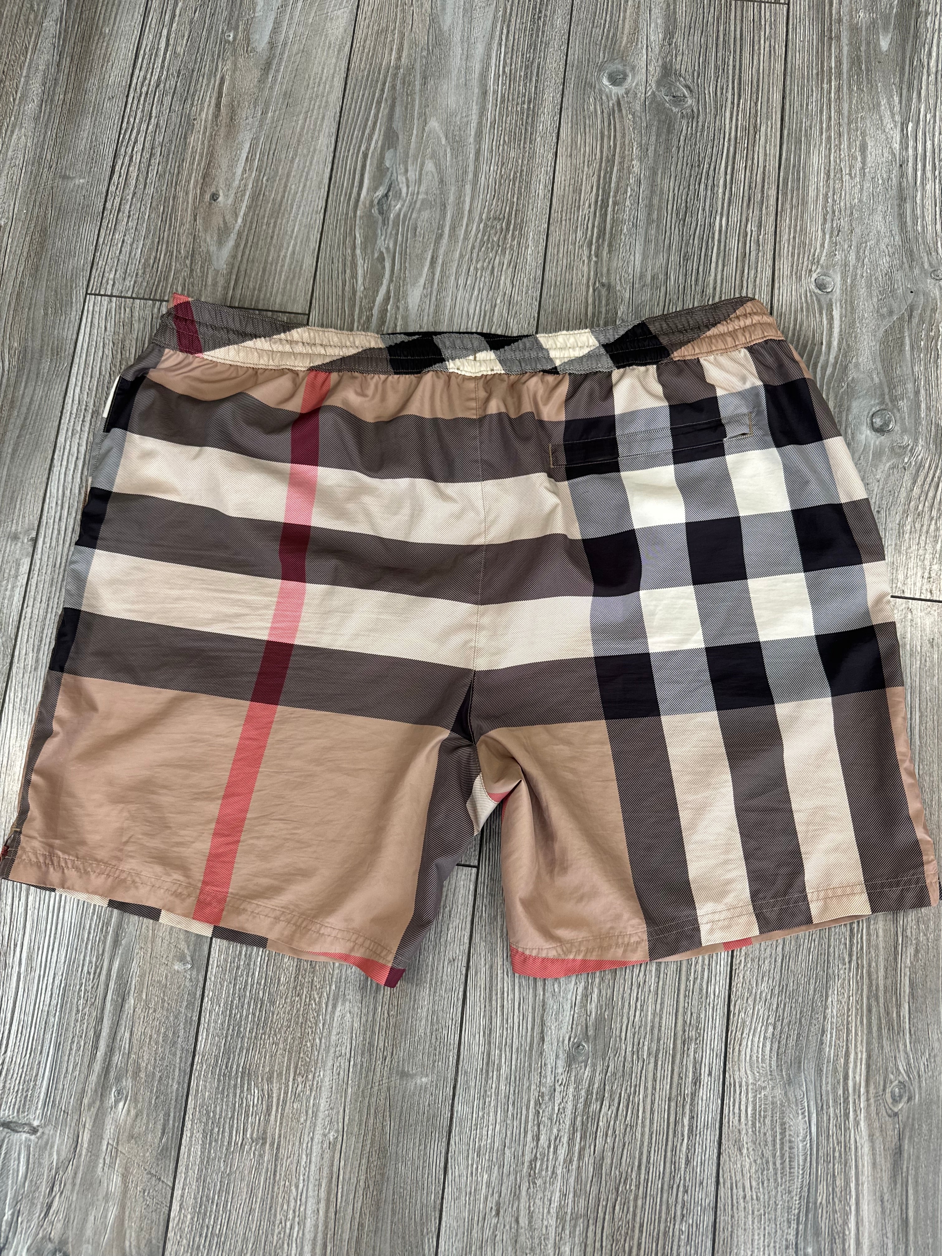 Burberry Shorts (Fittaa XL)