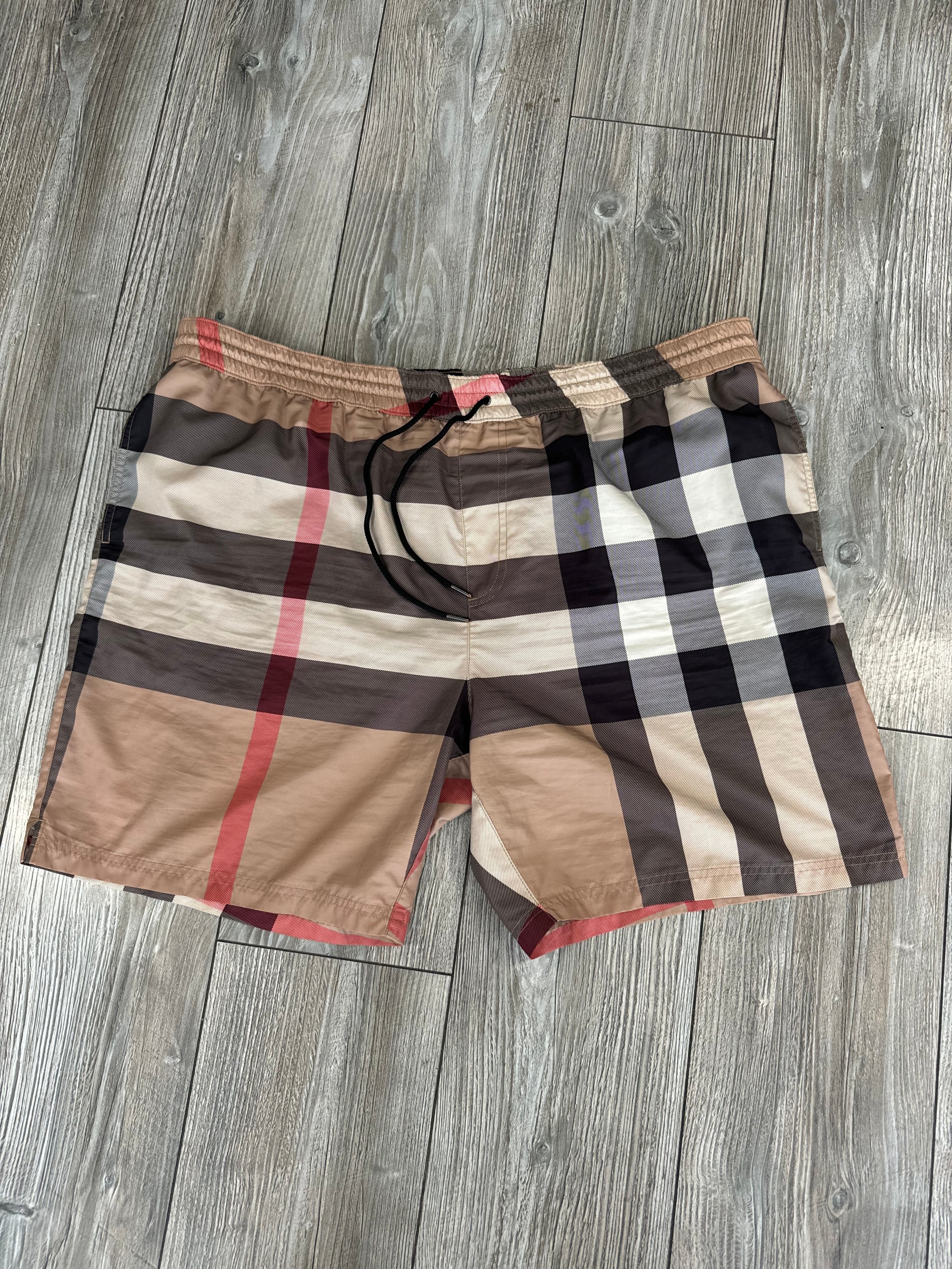 Burberry Shorts (Fittaa XL)