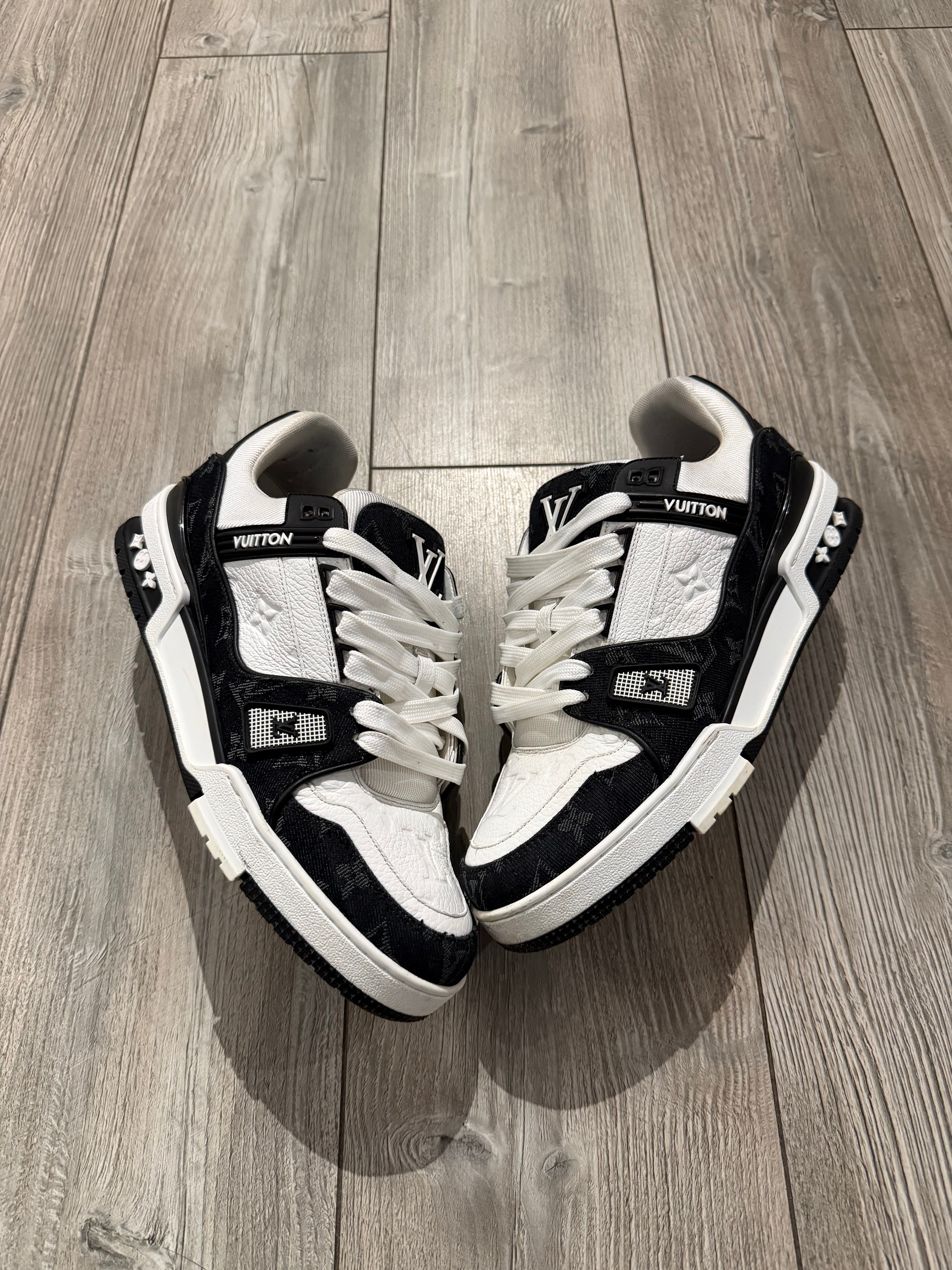 Louis Vuitton LV Trainer White Black (EU40.5)