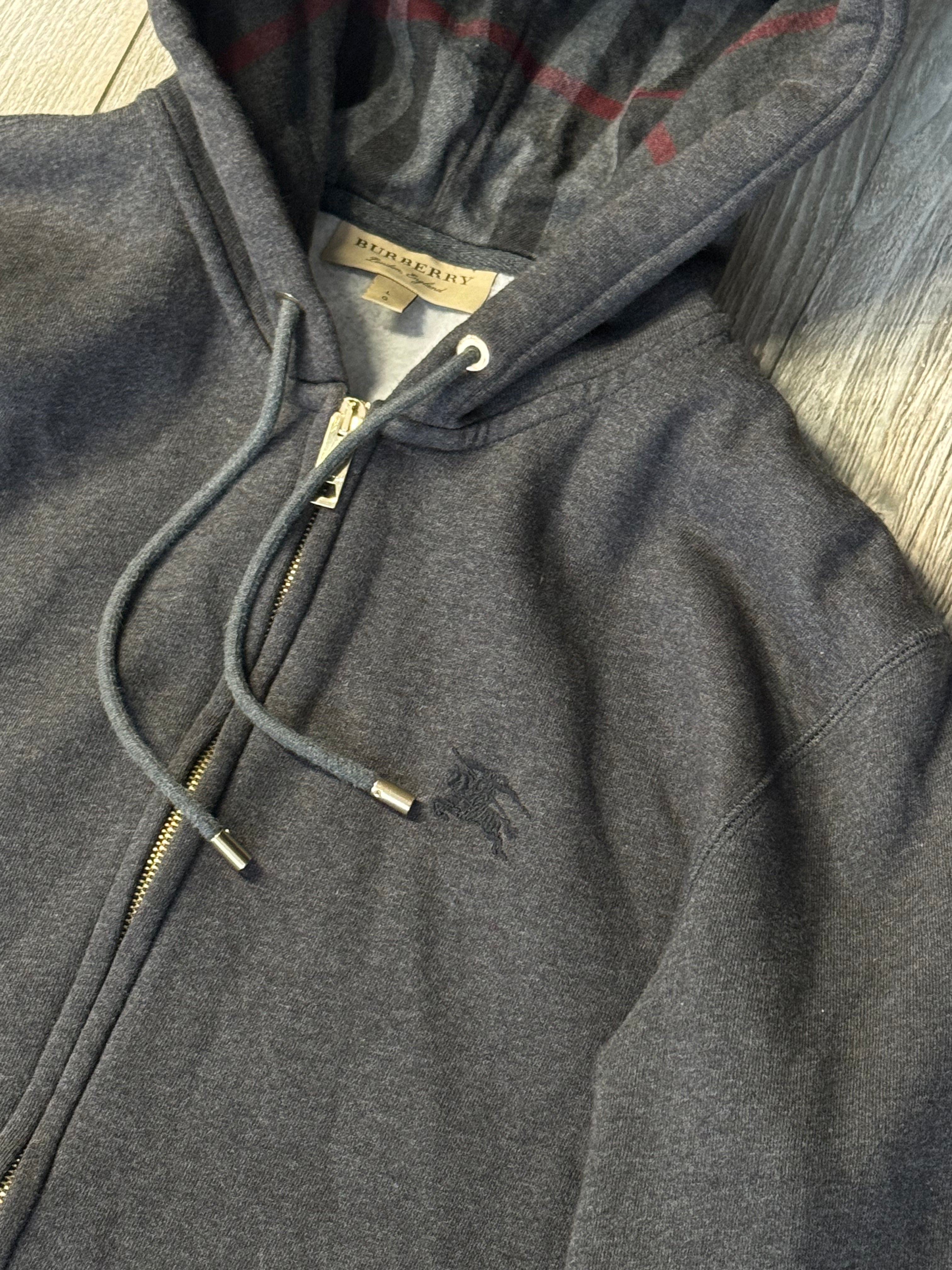 Burberry Zip-Up Hoodie (Fittaa M)