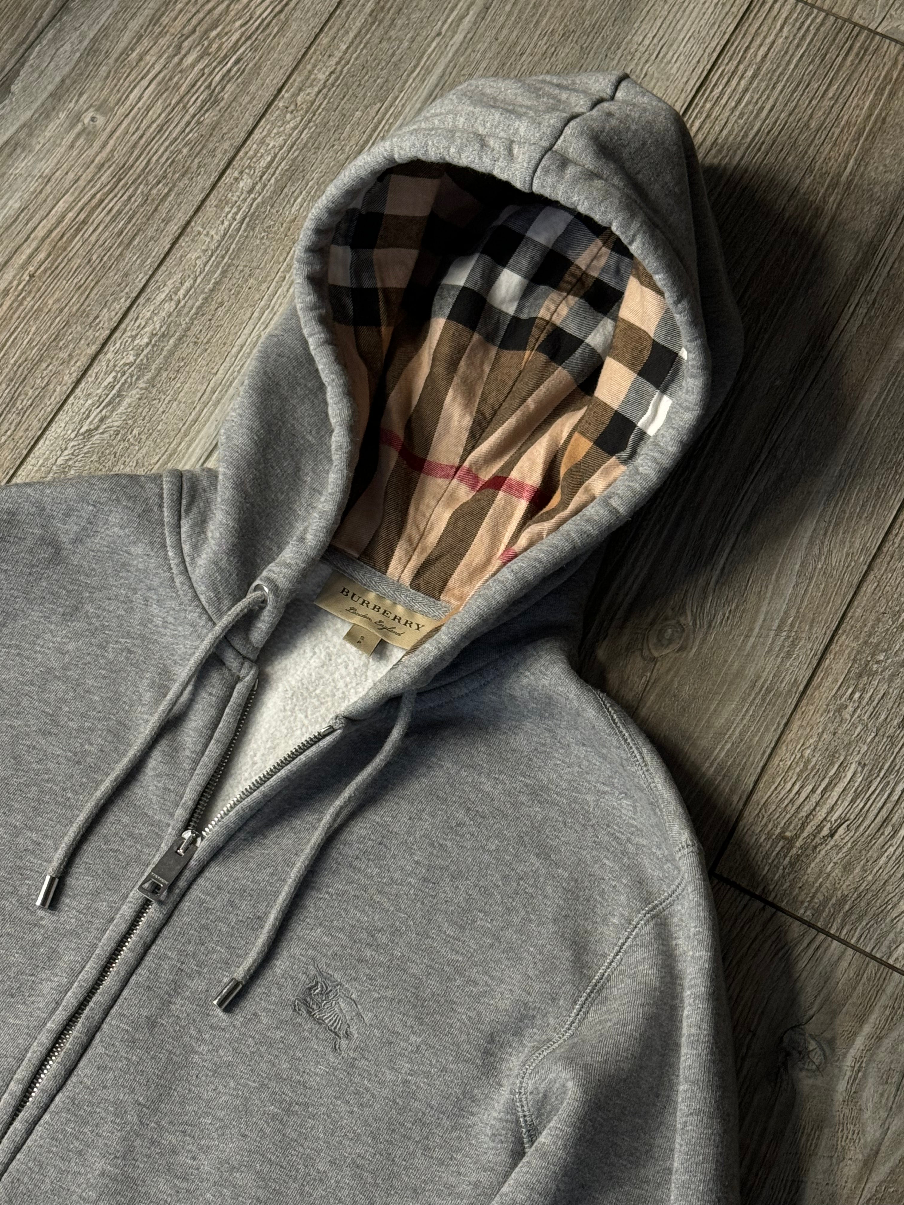 Burberry Zip-Up Hoodie (Fittaa S)