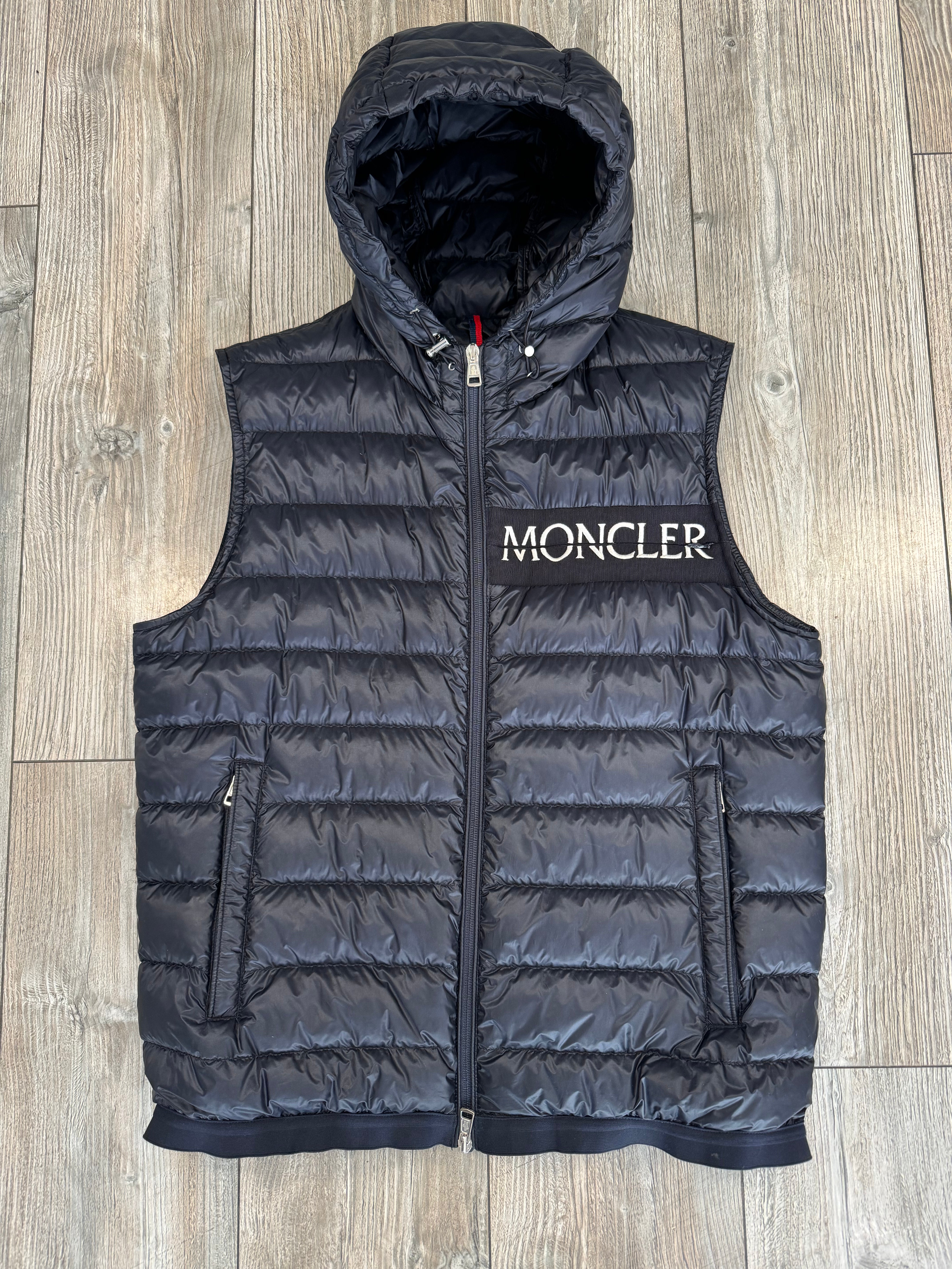 Moncler Vest (Fittaa M)