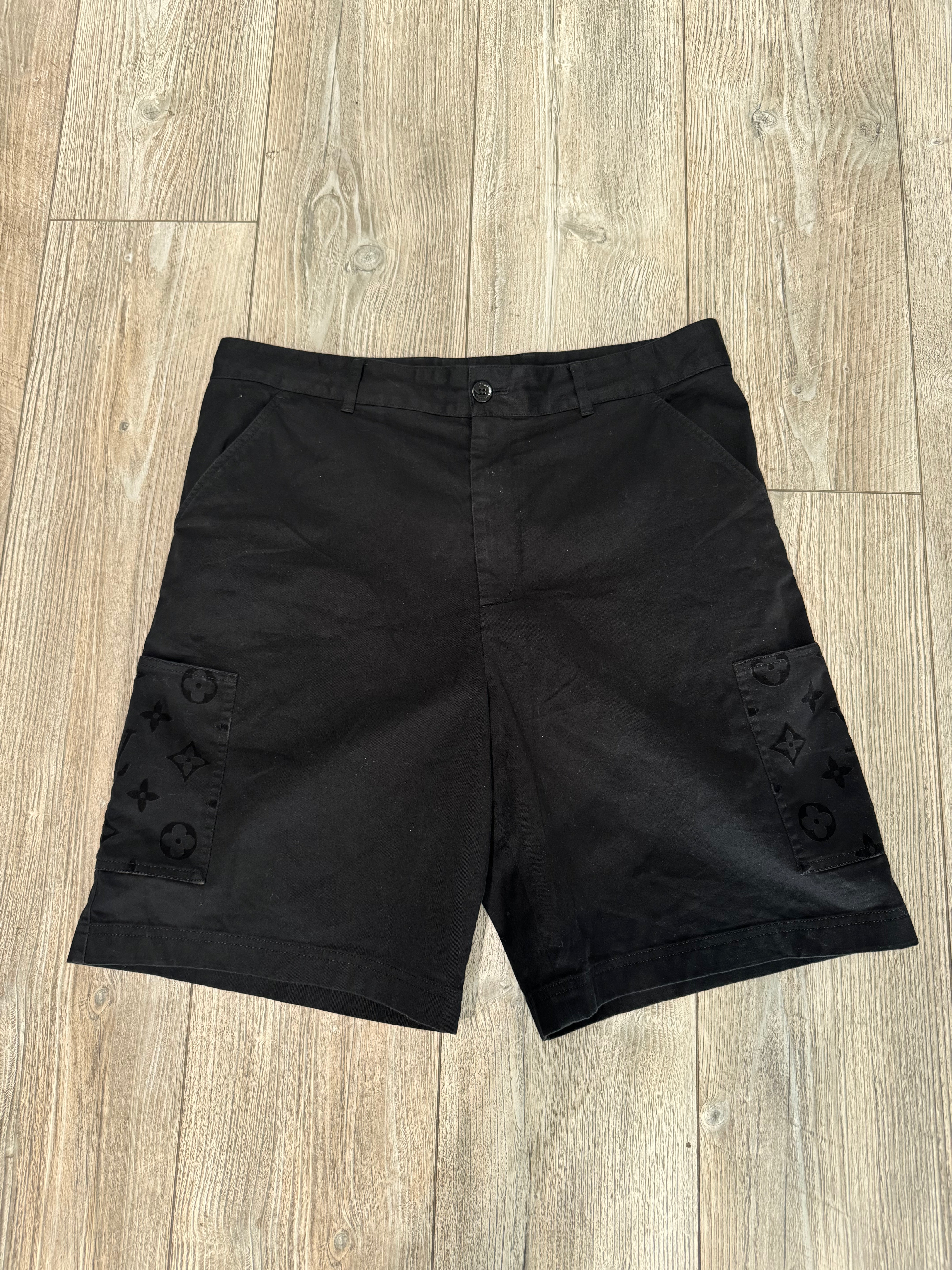 Louis Vuitton Shorts (Fittaa L)